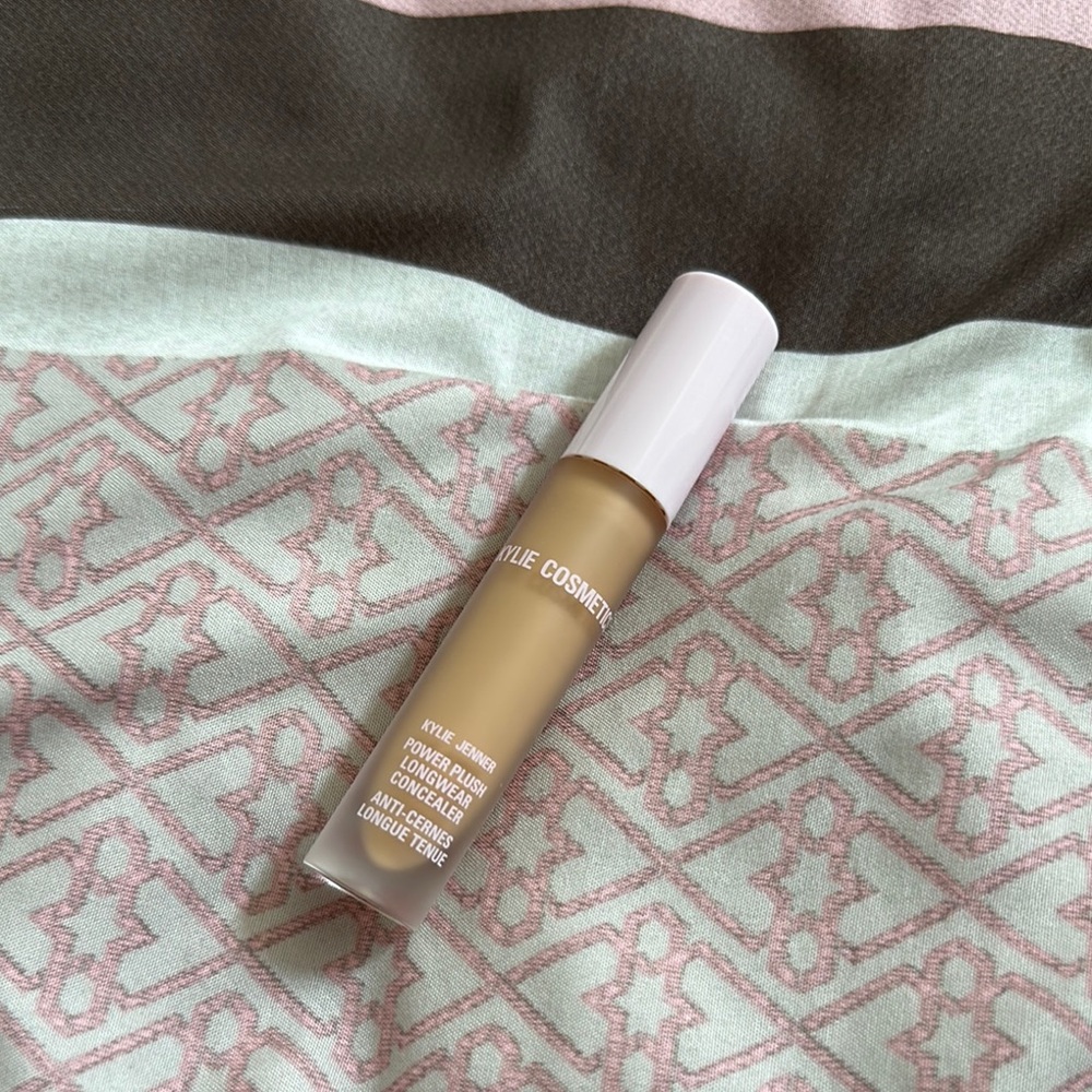 Kylie Cosmetics Power Plush Longwear Concealer in 5W
